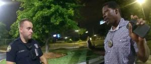 Vor den tödlichen Schüssen: Rayshard Brooks (rechts) beim Gespräch mit Polizist Garrett Rolfe