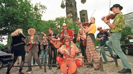 Die 17 Hippies 1997 vor der Gedächtniskirche. Sie schafften 24 kleine Konzerte in 24 Stunden.