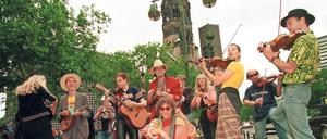 Die 17 Hippies 1997 vor der Gedächtniskirche. Sie schafften 24 kleine Konzerte in 24 Stunden.