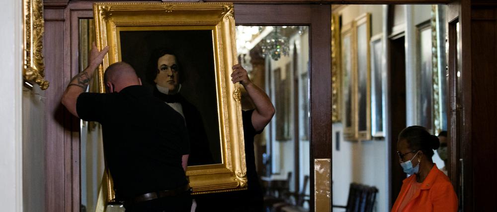 Hier wird ein Gemälde entfernt, das Howell Cobb aus Georgia zeigt. Der Demokrat war einer der Gründer der Konföderierten.