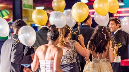 Das Ende der Schulzeit will gefeiert werden, Abibälle gehören in Deutschland dazu. 