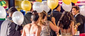 Das Ende der Schulzeit will gefeiert werden, Abibälle gehören in Deutschland dazu. 