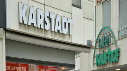 Die Warenhäuser Galeria Kaufhof und Karstadt stehen in Trier direkt nebeneinander. Auch Wochen nach der Wiedereröffnung lägen die Umsätze im Einzelhandel zwischen 60 und 70 Prozent des Normalen, sagte der Präsident des Handelsverbandes Mitte.