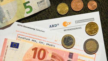 Die Länderchefs haben einer Erhöhung des monatlichen Rundfunkbeitrags von derzeit 17,50 Euro auf 18,36 Euro zugestimmt. Es müssten danach noch ausnahmslos alle Länderparlamente zustimmen.