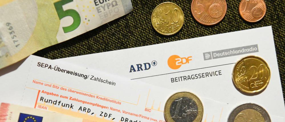 Die Länderchefs haben einer Erhöhung des monatlichen Rundfunkbeitrags von derzeit 17,50 Euro auf 18,36 Euro zugestimmt. Es müssten danach noch ausnahmslos alle Länderparlamente zustimmen.
