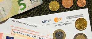 Die Länderchefs haben einer Erhöhung des monatlichen Rundfunkbeitrags von derzeit 17,50 Euro auf 18,36 Euro zugestimmt. Es müssten danach noch ausnahmslos alle Länderparlamente zustimmen.