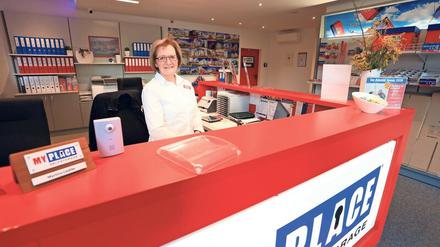 Kein Platz zu Hause? Martina Liedtke kann da weiterhelfen. Sie arbeitet seit elf Jahren in Berlins größter Lagerhalle.