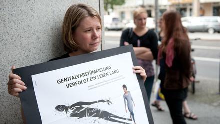 Protest gegen Genitalverstümmelung, eine Praxis mit lebenslangen schweren Folgen, körperlich wie psychisch.