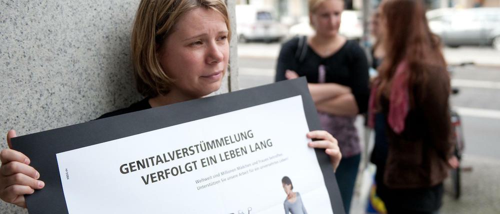 Protest gegen Genitalverstümmelung, eine Praxis mit lebenslangen schweren Folgen, körperlich wie psychisch.