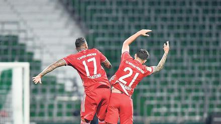 Abgehoben. Jerome Boateng (links) und Lucas Hernandez feiern den 30. nationalen Meistertitel der Bayern. 