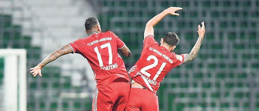 Abgehoben. Jerome Boateng (links) und Lucas Hernandez feiern den 30. nationalen Meistertitel der Bayern.