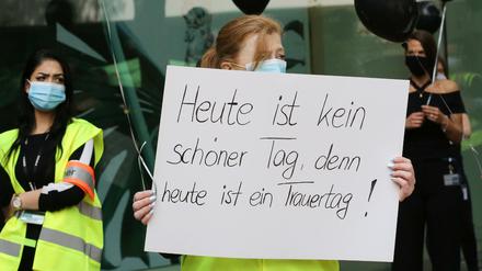 Bereits als die Schließungen am Freitag bekannt wurden, gab es an einigen Standorten spontanen Protest. 