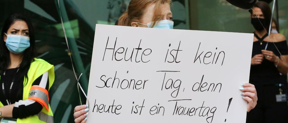 Bereits als die Schließungen am Freitag bekannt wurden, gab es an einigen Standorten spontanen Protest. 