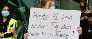 Bereits als die Schließungen am Freitag bekannt wurden, gab es an einigen Standorten spontanen Protest. 