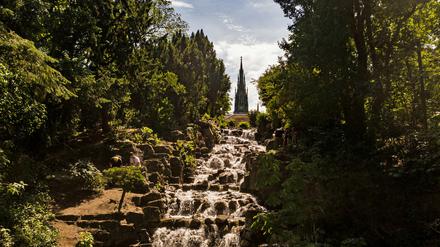Ab Sonntag soll es wieder heiter und sonnig werden, wie hier am Wasserfall im Viktoriapark in Kreuzberg.  