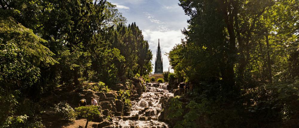 Ab Sonntag soll es wieder heiter und sonnig werden, wie hier am Wasserfall im Viktoriapark in Kreuzberg.  