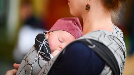 Schlaf gut. Viele Babys schlafen wie dieses zehn Wochen alte Kind am liebsten mit ganz viel Körperkontakt.