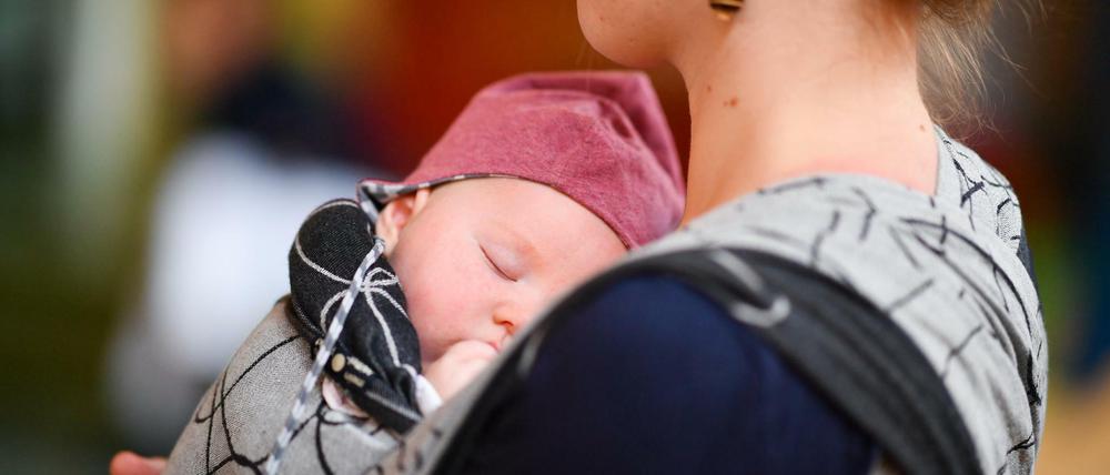 Schlaf gut. Viele Babys schlafen wie dieses zehn Wochen alte Kind am liebsten mit ganz viel Körperkontakt.