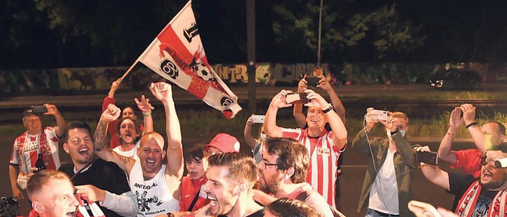 Die Party-Union. Fans und Spieler feierten lange nach Spielschluss vor der Einfahrt zum Stadion an der Alten Förster den Klassenerhalt. Mittenmang war auch Profi Christopher Trimmel (1. FC Union) im schwarzen Shirt.