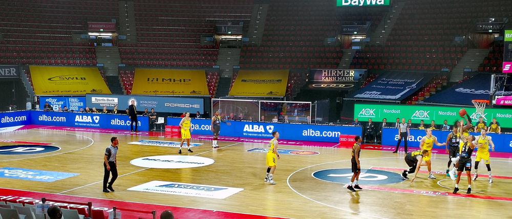 Geisterball. In München bestreiten die Teams der Basketball-Bundesliga seit Anfang des Monats nur Spiele ohne Hallenpublikum. 