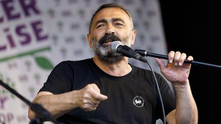 Turgut Öker, hier bei einer Kundgebung in Köln 2018, wird auch vorgeworfen, Präsident Erdogan beleidigt zu haben.