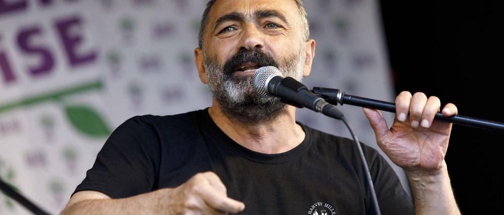 Turgut Öker, hier bei einer Kundgebung in Köln 2018, wird auch vorgeworfen, Präsident Erdogan beleidigt zu haben.