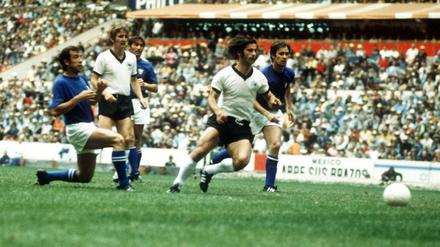 Gerd Müller (2.v. r) traf natürlich auch im Jahrhundertspiel gegen Italien. 