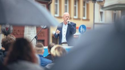 Wieder da. Der brandenburgische AfD-Chef spricht in Senftenberg vor seinen Anhängern. 