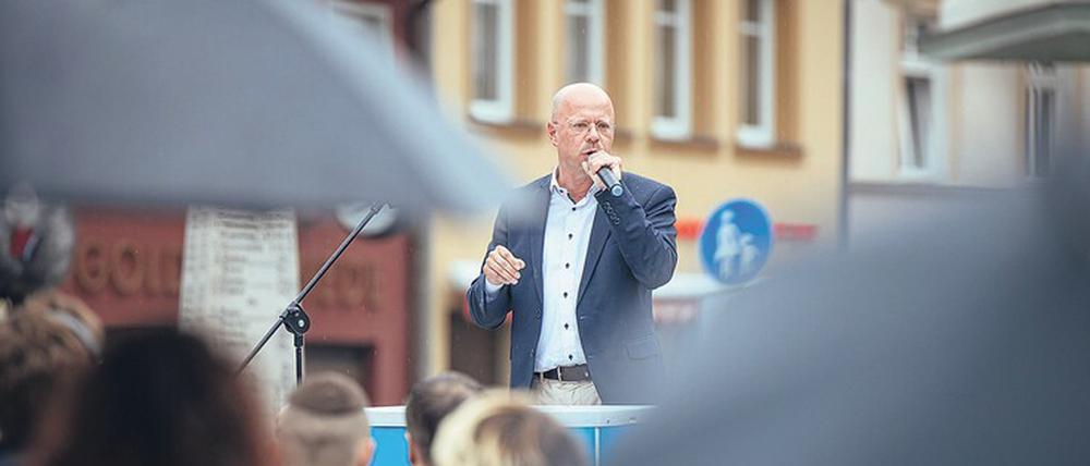 Wieder da. Der brandenburgische AfD-Chef spricht in Senftenberg vor seinen Anhängern.