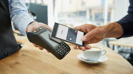 Wegen der Coronapandemie wird mobiles Bezahlen zunehmend beliebter.