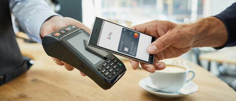 Wegen der Coronapandemie wird mobiles Bezahlen zunehmend beliebter.