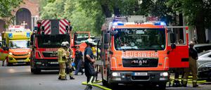 Feuerwehrfahrzeuge stehen nach einer Verpuffung bei dem Einsatz in der Kirchstraße.