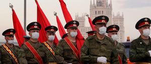 Der Kreml will mit dem feierlichen Militäraufmarsch für eine patriotische und optimistische Stimmung vor dem Referendum sorgen.