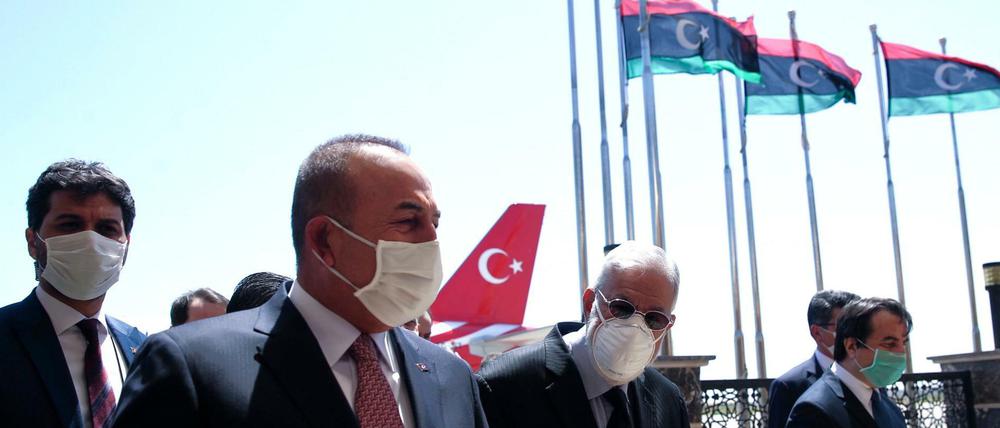 In Libyen unterstützt die Türkei die Regierung in Tripolis - hier der türkische Außenminister Mevlut Cavusoglu vor wenigen Tagen zu Besuch.