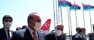 In Libyen unterstützt die Türkei die Regierung in Tripolis - hier der türkische Außenminister Mevlut Cavusoglu vor wenigen Tagen zu Besuch.