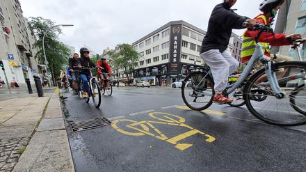 Radfahrende auf der Pop-up-Bikelane in der Kantstraße in Berlin-Charlottenburg.