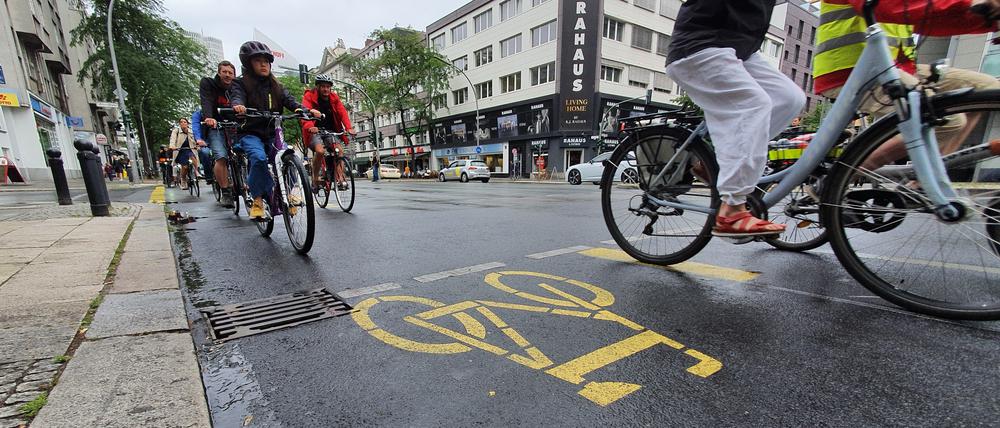 Radfahrende auf der Pop-up-Bikelane in der Kantstraße in Berlin-Charlottenburg.