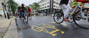 Radfahrende auf der Pop-up-Bikelane in der Kantstraße in Berlin-Charlottenburg.
