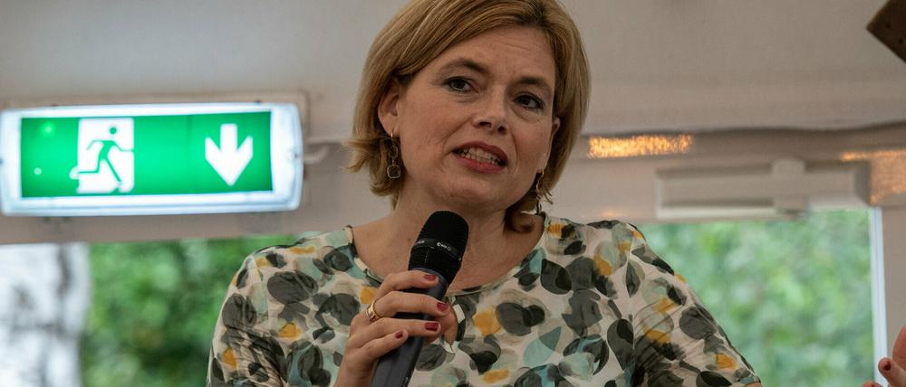 Bundesagrarministerin Julia Klöckner spricht am 18.06.2020 auf einem Spargelhof in Brandenburg.