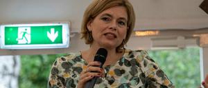 Bundesagrarministerin Julia Klöckner spricht am 18.06.2020 auf einem Spargelhof in Brandenburg.