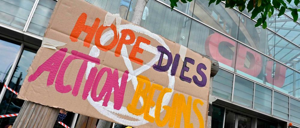 Bereits am Donnerstag versammelten sich Umweltaktivisten zu einer Aktion vor der CDU-Parteizentrale.