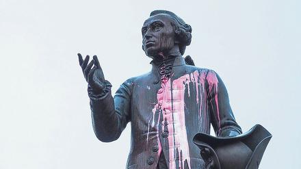 2018 beschmierten Unbekannte die Statue des Philosophen Immanuel Kant in Kaliningrad, dem früheren Königsberg, mit rosa Farbe