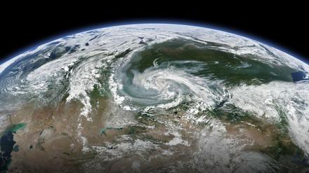 Russland, Krasnojarsk: Rauchschwaden, die sich mit einem größeren Sturmsystem vermischen - am Nordpolarkreis lodern wieder Wald- und Flächenbrände. 