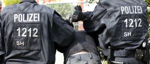 Grund zur Aufregung? Verhaftung eines Demonstranten durch Polizeibeamte.