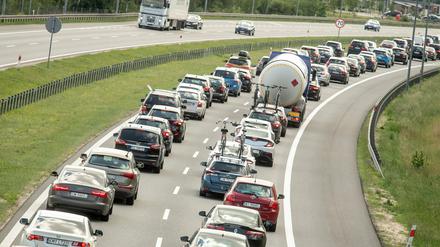 Stau.Der ADAC sagt einen neuen Auto-Boom im Coronajahr 2020 voraus. Auf den Autobahnen wird es zur Ferienzeit voll.