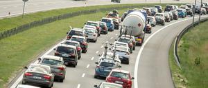 Stau.Der ADAC sagt einen neuen Auto-Boom im Coronajahr 2020 voraus. Auf den Autobahnen wird es zur Ferienzeit voll.