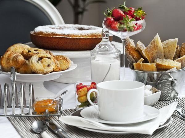 Und darum geht's: Croissants, Kaffee und Obst als erste Mahlzeit des Tages.