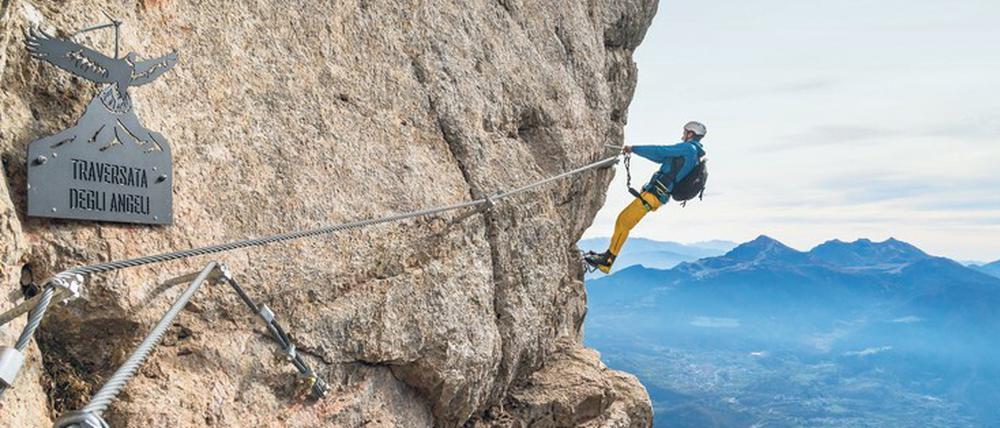 In luftiger Höhe verläuft der knapp vier Kilometer lange Klettersteig Ferrata delle Aquile.