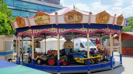 Ihr Kinderlein kommet. Auf dem Breitscheidplatz steht schon ein Karussell bereit.