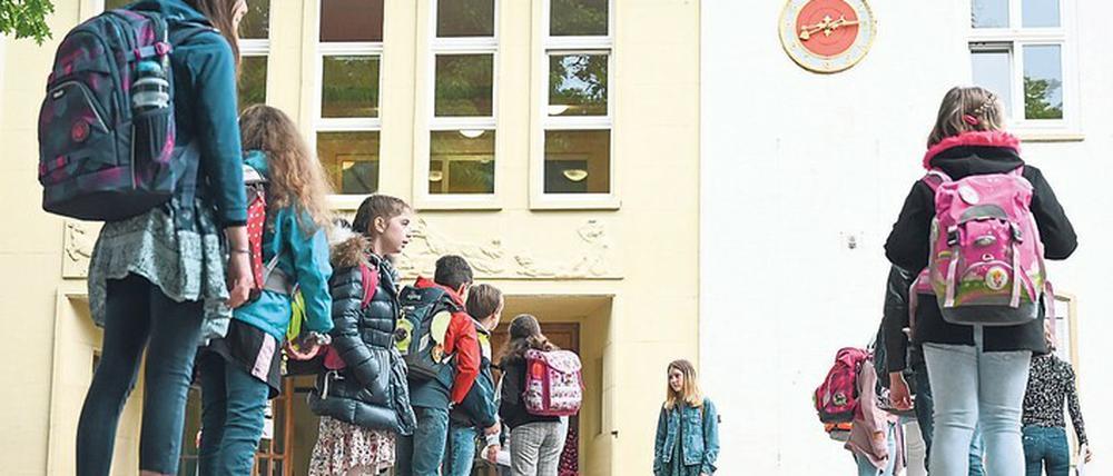 Aktuell wird auf den Pausenhöfen und im Klassenzimmer noch Abstand gehalten. Nach den Sommerferien soll vorerst alles wieder normal sein.